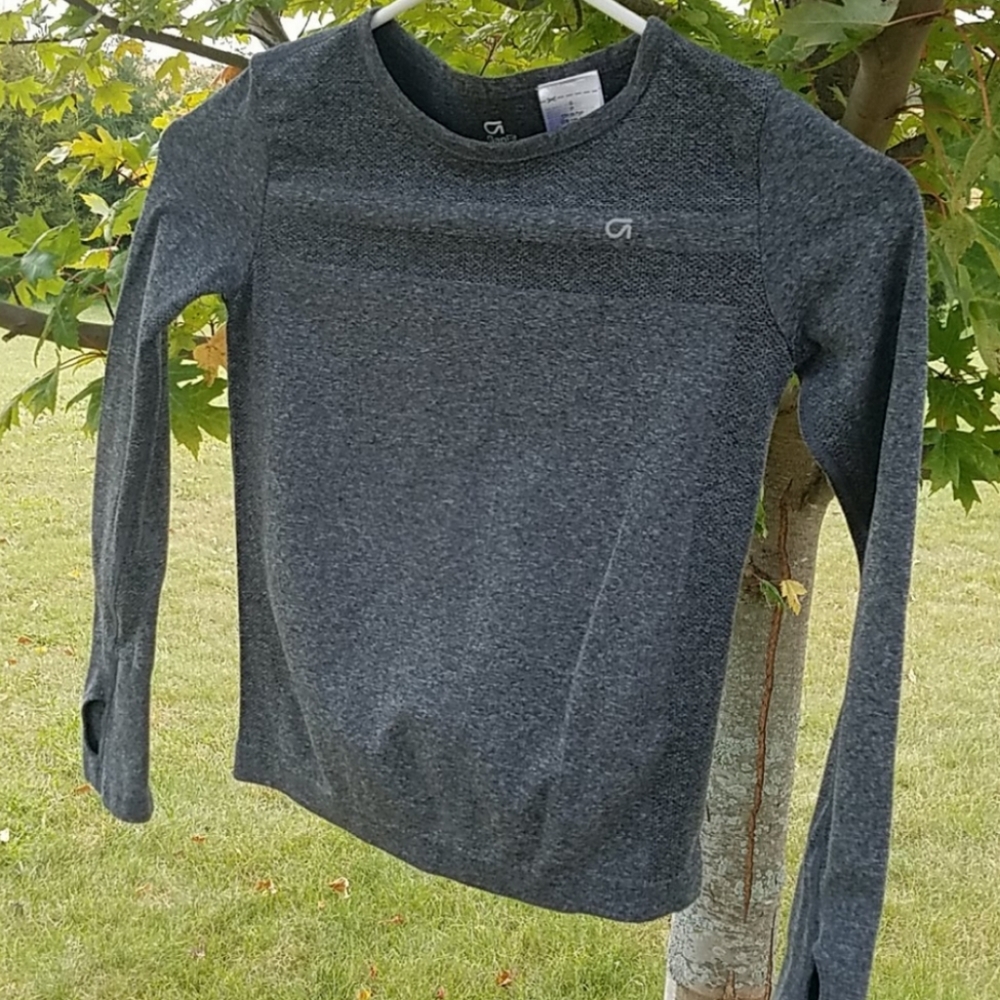 Gap fit size small heather gray long sleeve thumb holes